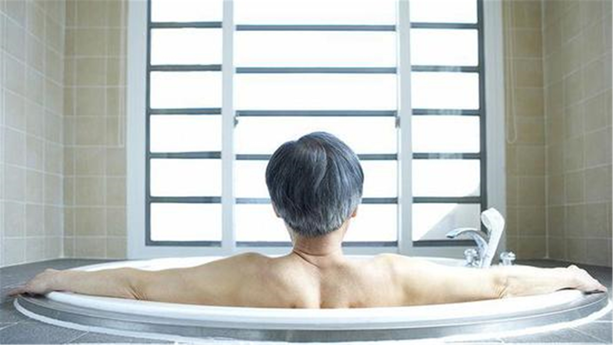 冬天洗澡会引起血压升高,那么老人们在冬天洗澡时要注意什么呢?