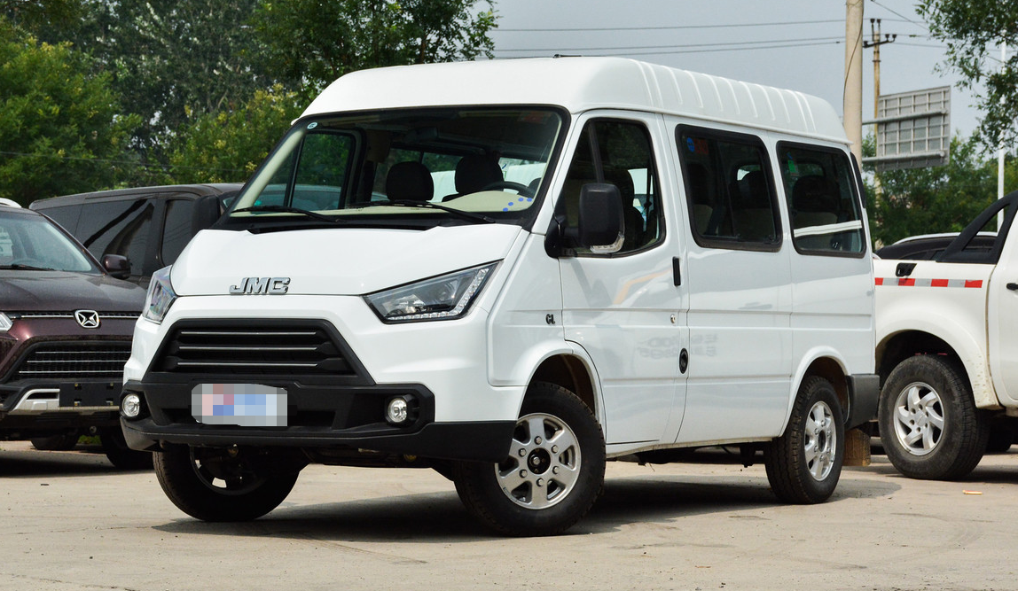 外观方面,我很喜欢这款车的外观,很符合我的审美