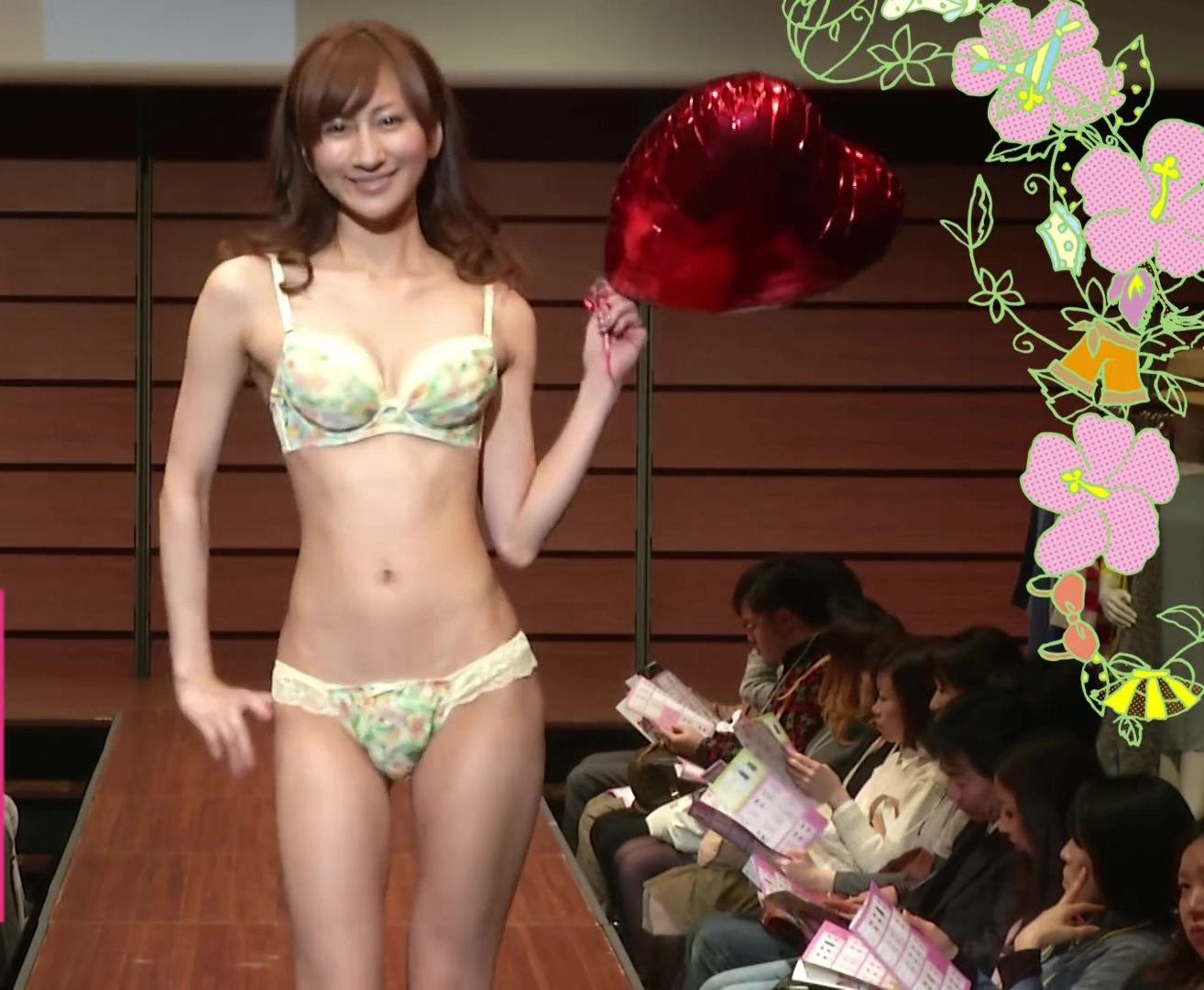 日本内衣时装秀:甜美可爱的性感模特,穿"黑丝"上演致命诱惑
