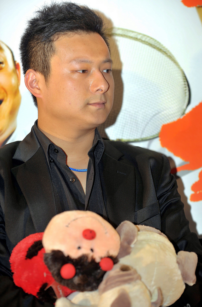 主持人戴军说:"拍《繁花》时,张建亚导演,亲自给我示范,他不慎绊倒在