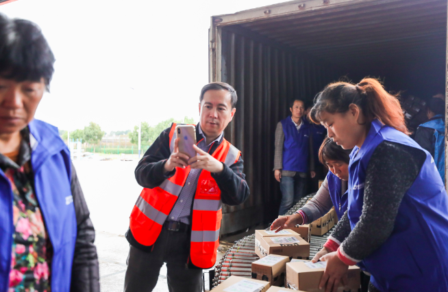 张勇到进口保税仓体验"拣货员"工作:数字化技术没有取代人而是帮助人