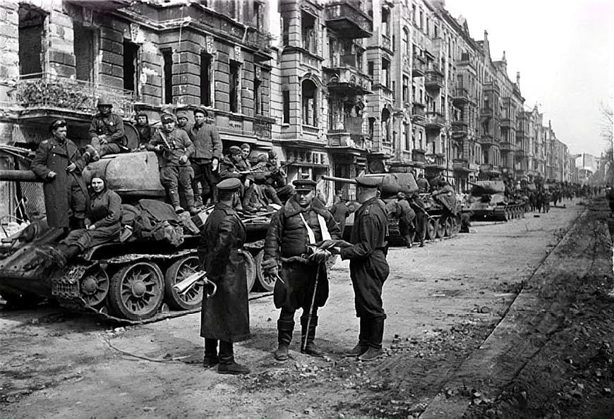 柏林战役老照片:戈培尔检阅士兵,帝国终于毁灭