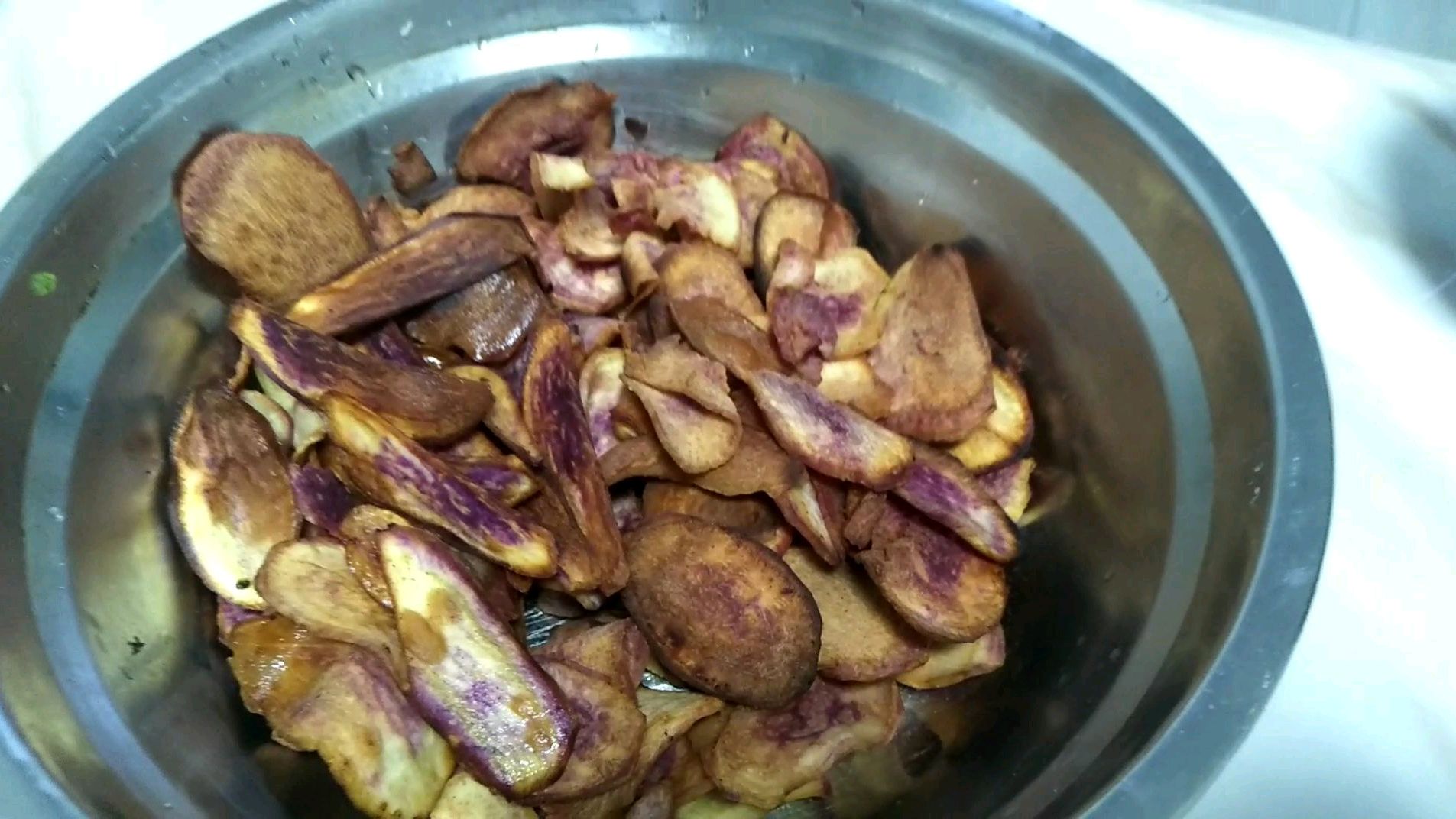 老厨师教你在家如何制作紫薯片,又香又脆,一大盆全部吃完还少了