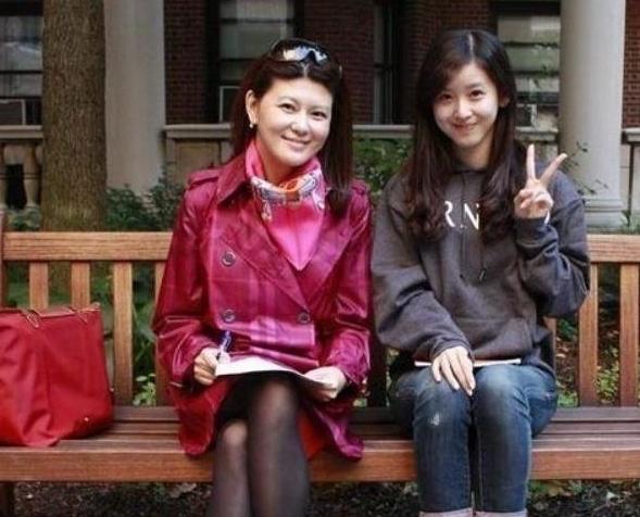 她和刘强东的女儿今年已经两岁多了,还学会了为她的母亲拍照