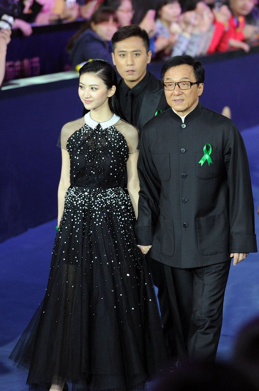 景甜和成龙的四次同框!景甜的风格一直在变!而成龙喜欢中国风!