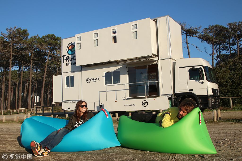 葡萄牙情侣造双层房车旅馆 共5间卧室还有客厅厨房