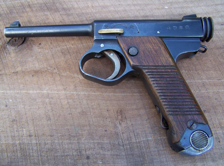 这款机枪就是咱们俗称的歪把子了,此诨名得自其枪托为便于贴腮瞄准而