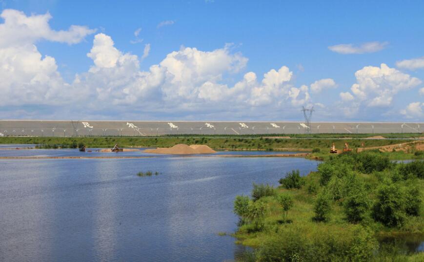 图为尼尔基水库大坝远景. 转载自百家号作者:旅游彭小哥