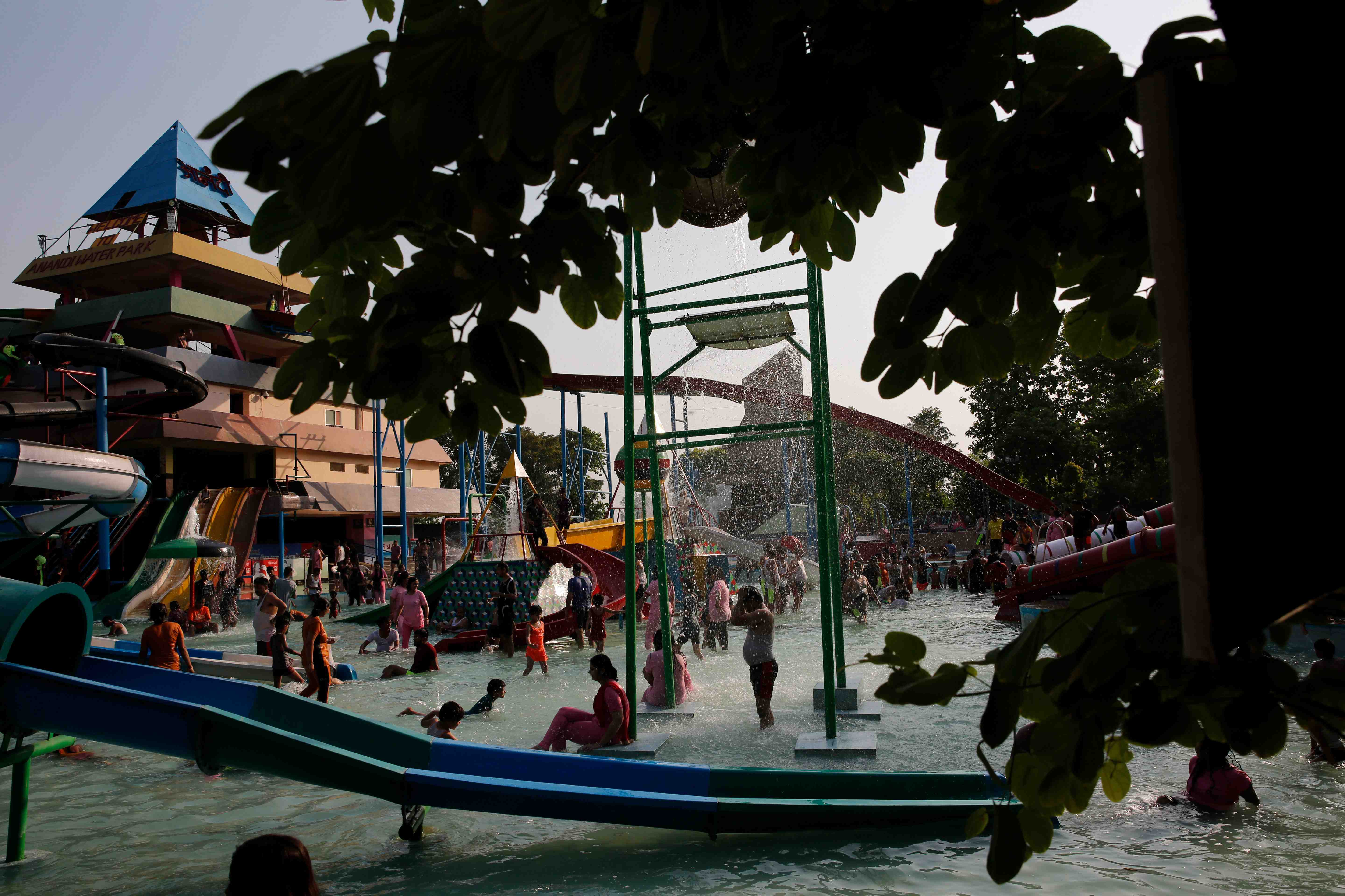 当地时间2019年6月10日,印度新德里,当地高温天气炎热,印度男孩戏水