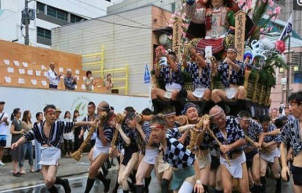日本人光屁股在大街上跑,男男女女都不穿裤子,出尽洋相!