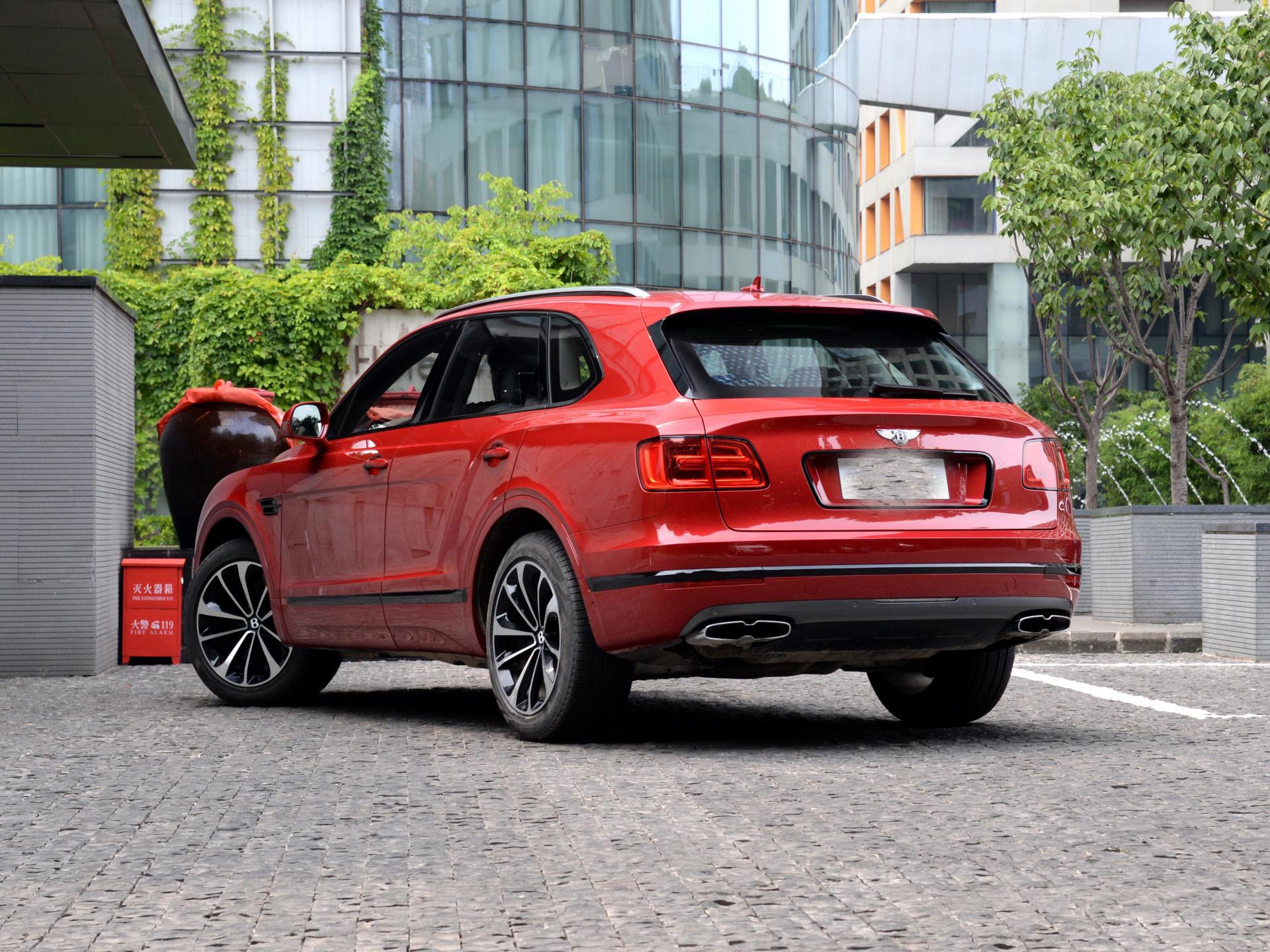 2018款宾利添越后尾灯