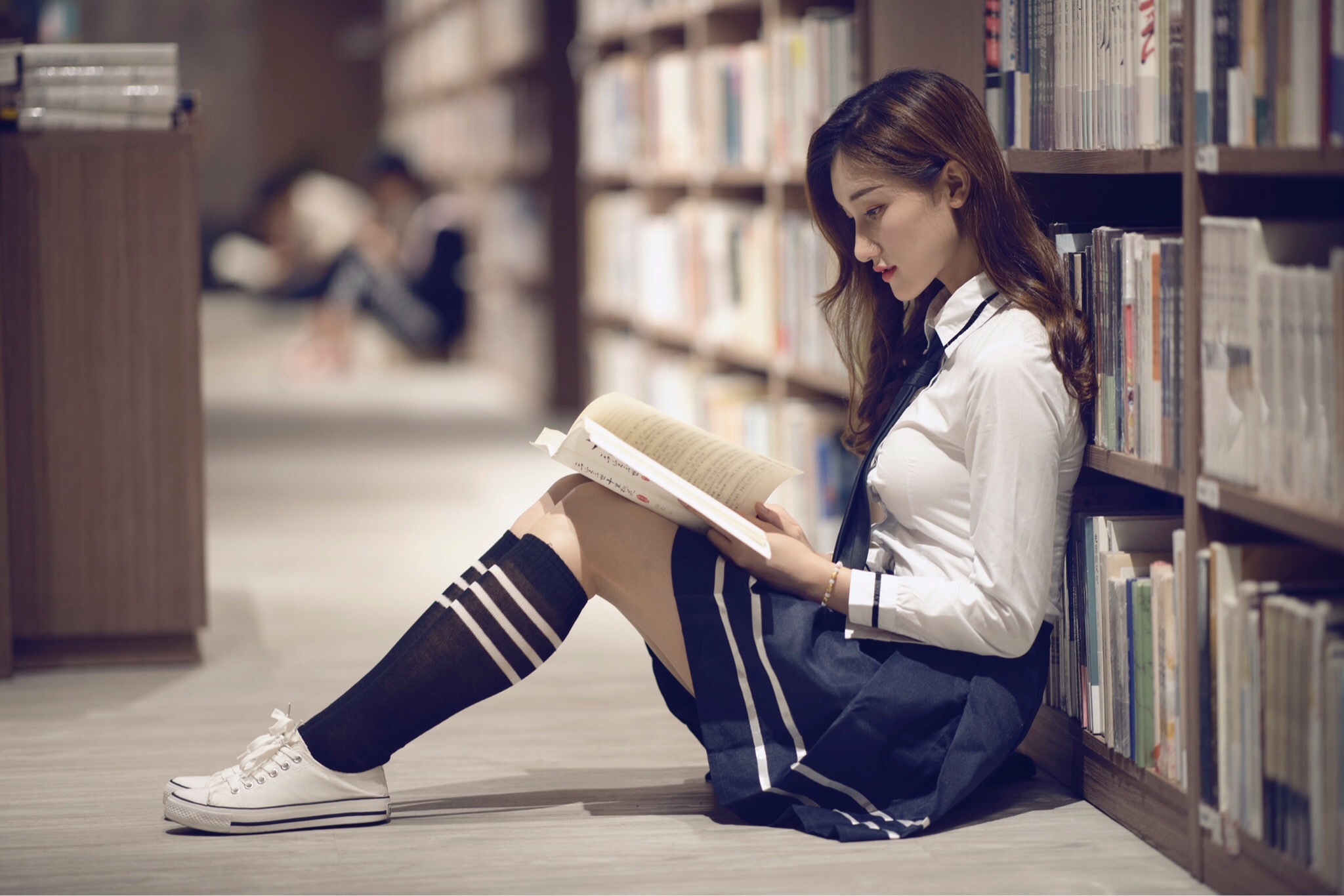 人像摄影 图书馆里应该有个她