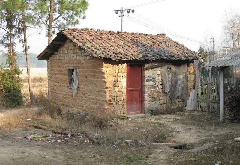 农村老人不与子女一起住,却住在破旧的房屋里,原因令人心酸!