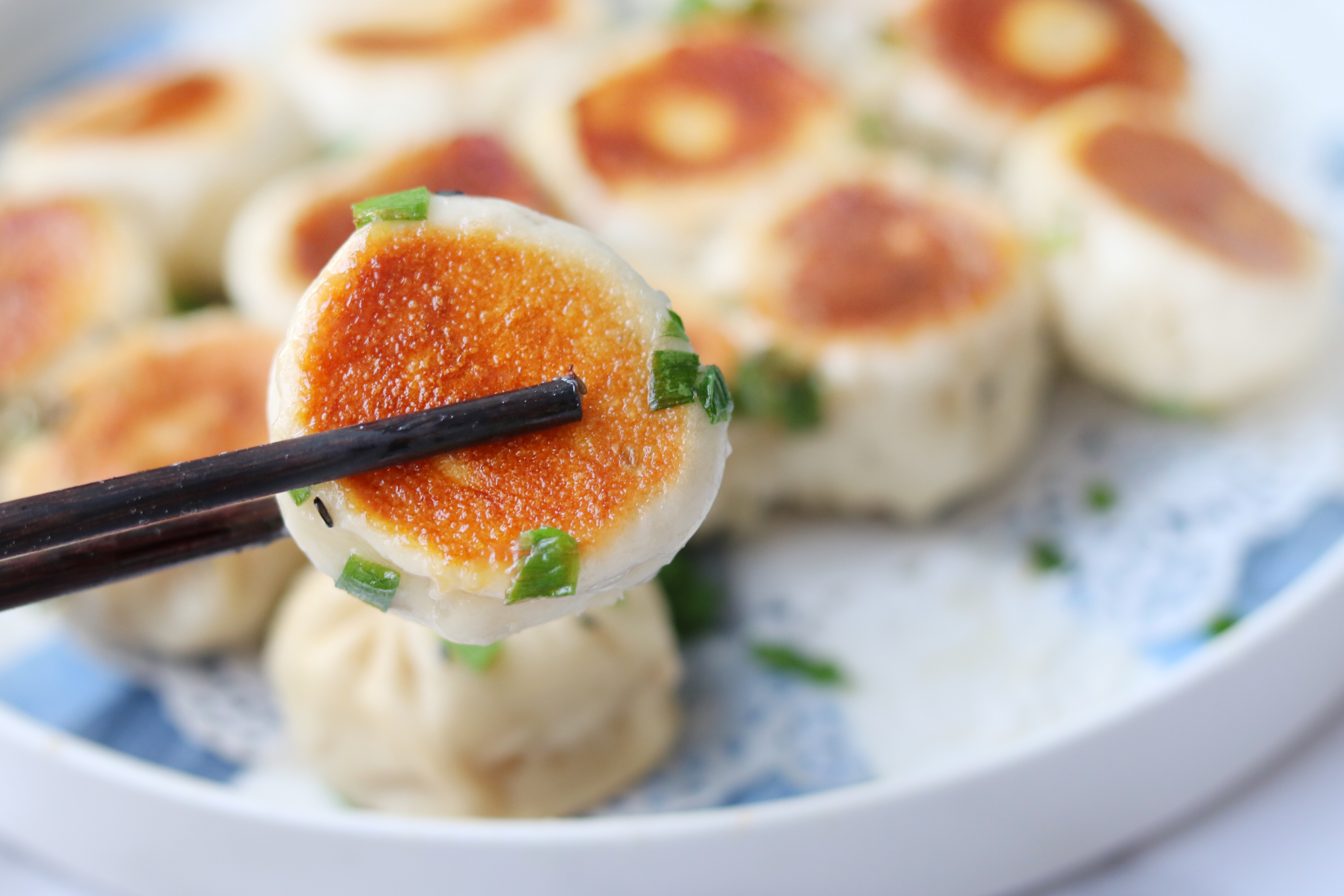 70岁的老奶奶教你做水煎包,软松脆底,鲜香多汁,连吃三天也不腻