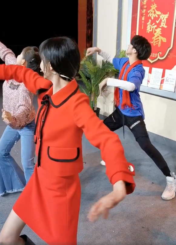 郑爽春晚小品花絮曝光,当她穿着红裙扭胯那一刻,生图美成贝微微