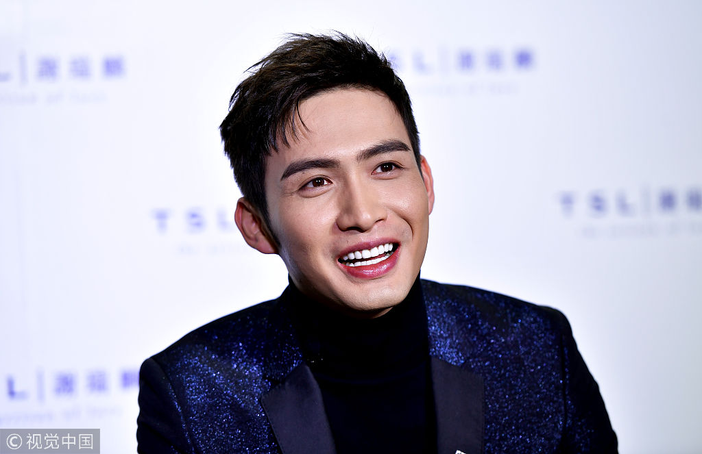 张彬彬生日与粉丝共度秀儿时照片 闭眼许愿回忆和母亲生活细节饱含