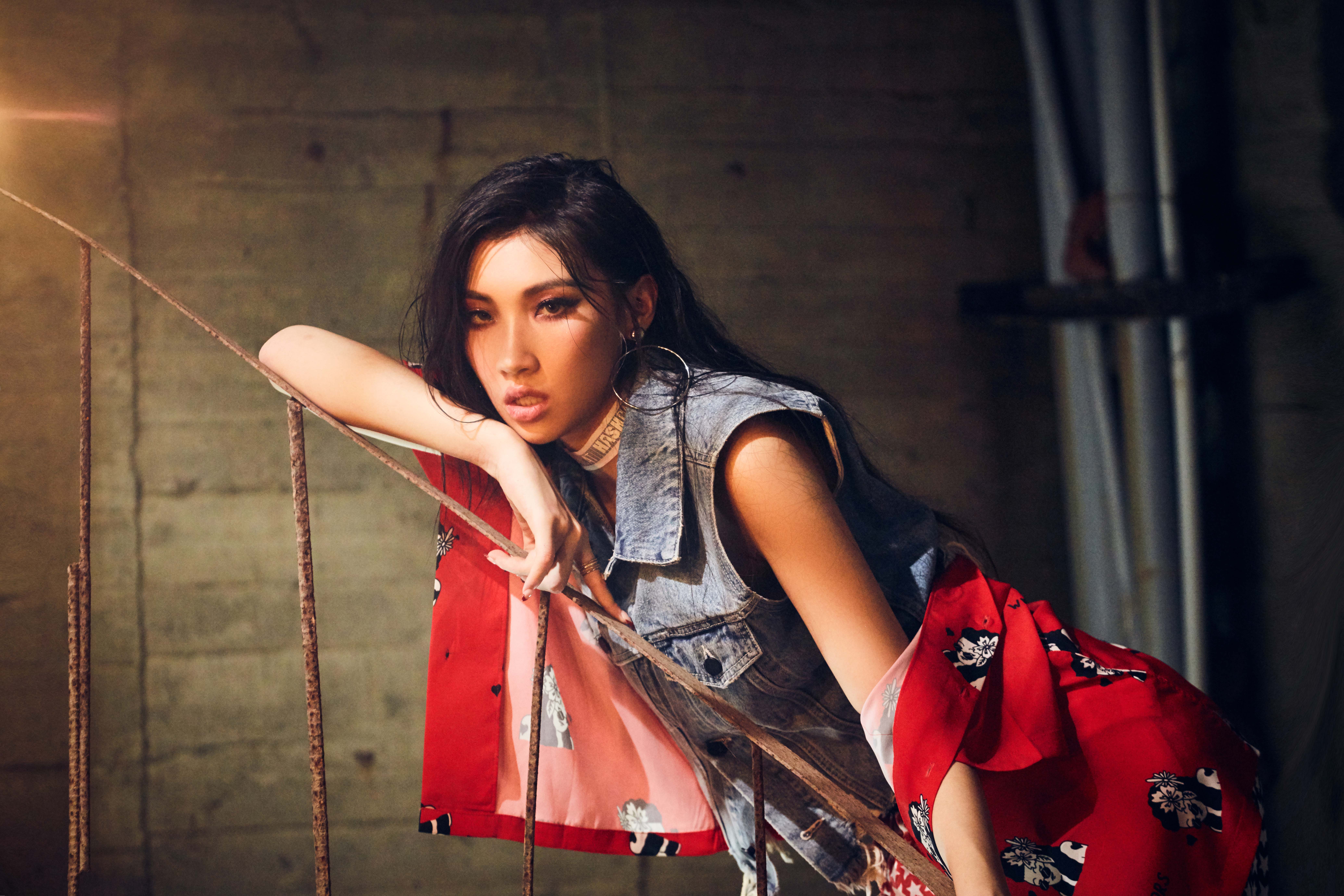 karencici15岁时参加美国超级偶像时被华研国际一眼