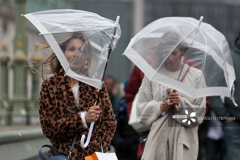 风暴"戴安娜"登陆英国 伦敦行人雨伞被风吹折