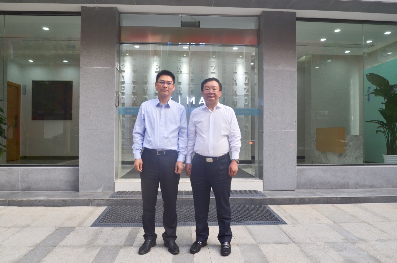 武汉大学李红良陪同李记泽参观模式动物研究所