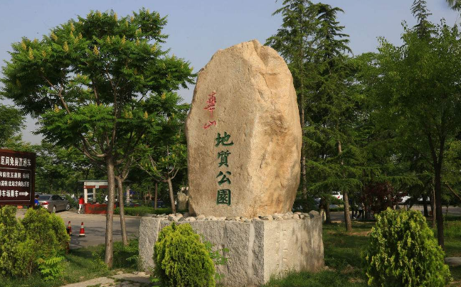 由本溪華廈集團修繕的小華山公園,總佔地面積為1353平方米,分東西兩園