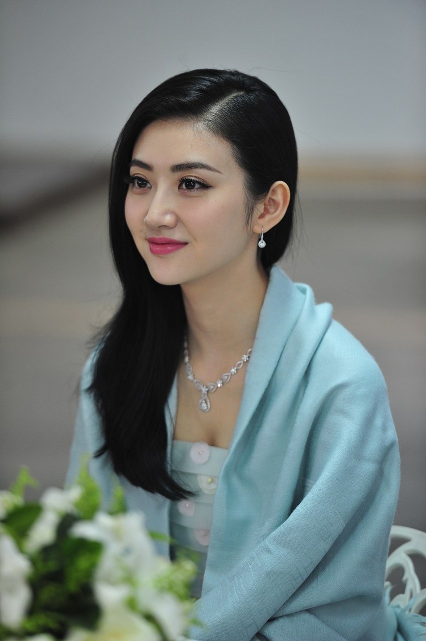 景甜素颜自拍照#   其实第一次看到景甜饰演的电影是《澳门风云》《 