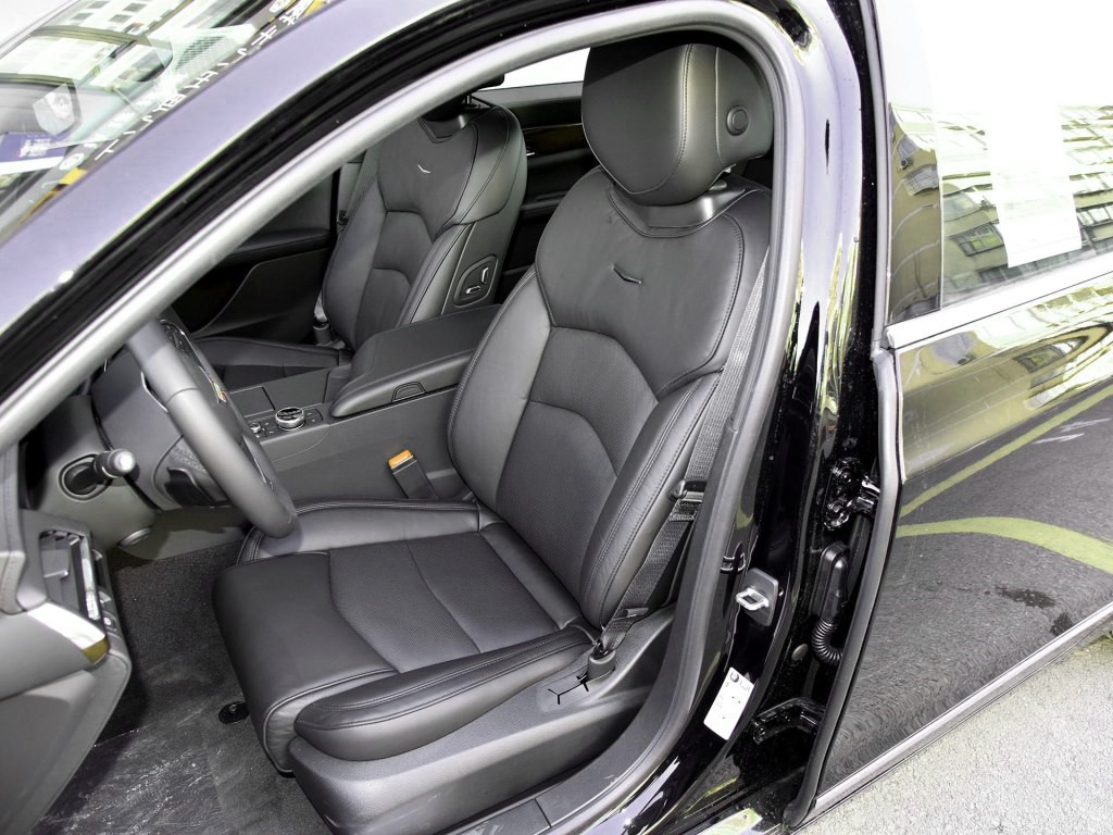 座椅非常美式,非常柔软,两侧的支撑也没什么可挑剔的.