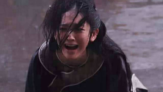 祺贵人被打死时,谁注意到她光着的脚了?这才是甄嬛的厉害之处!