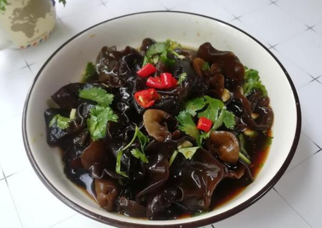 第二道:捞汁木耳 木耳多吃点好,美容养颜.