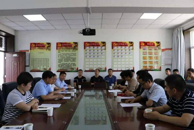 全国妇联走进宝塔区麻洞川乡为柳蓉同志颁发荣誉奖牌及证书