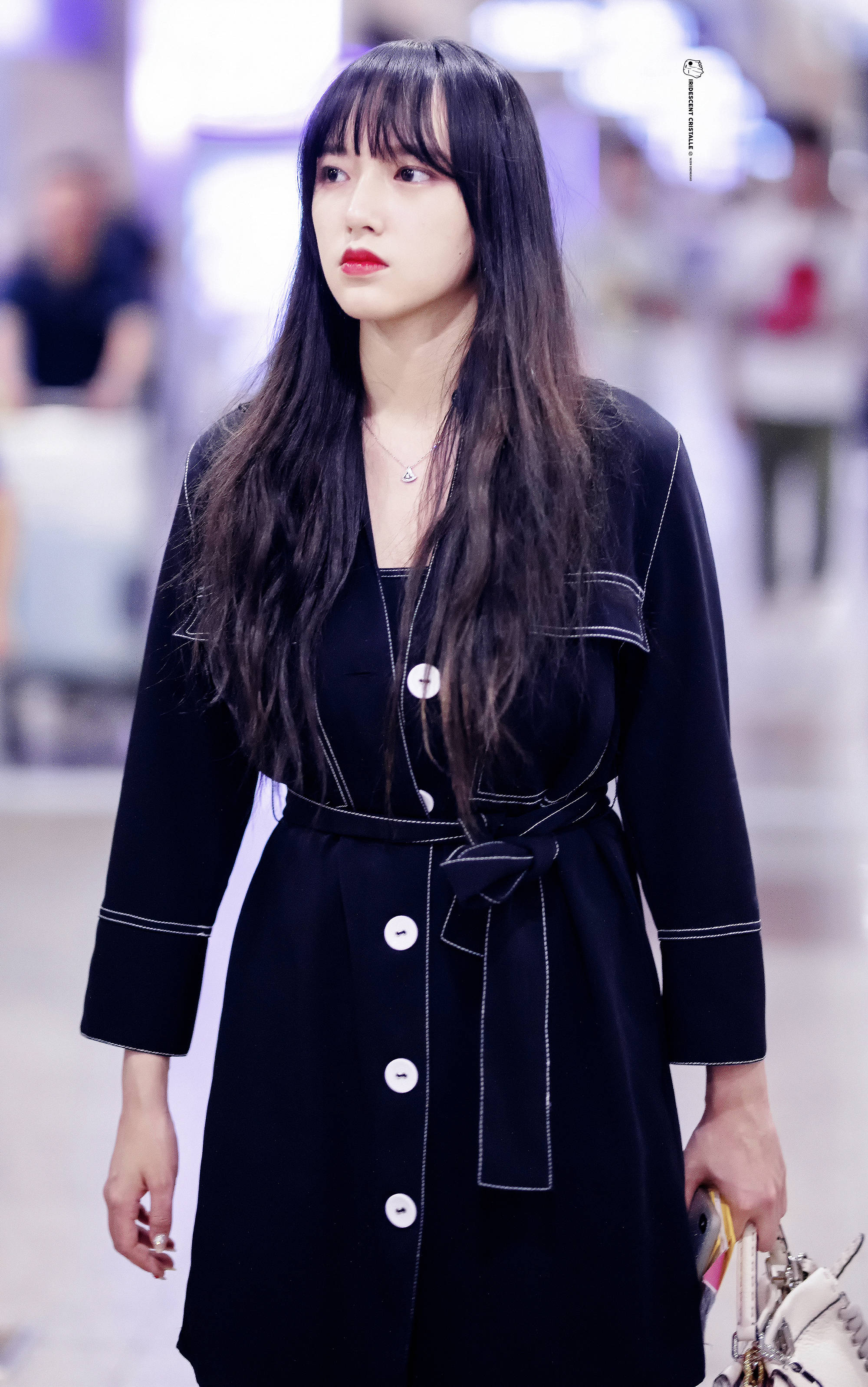 程潇8月11日机场照,一身黑色连体裙漂亮性感,美得让人沉醉