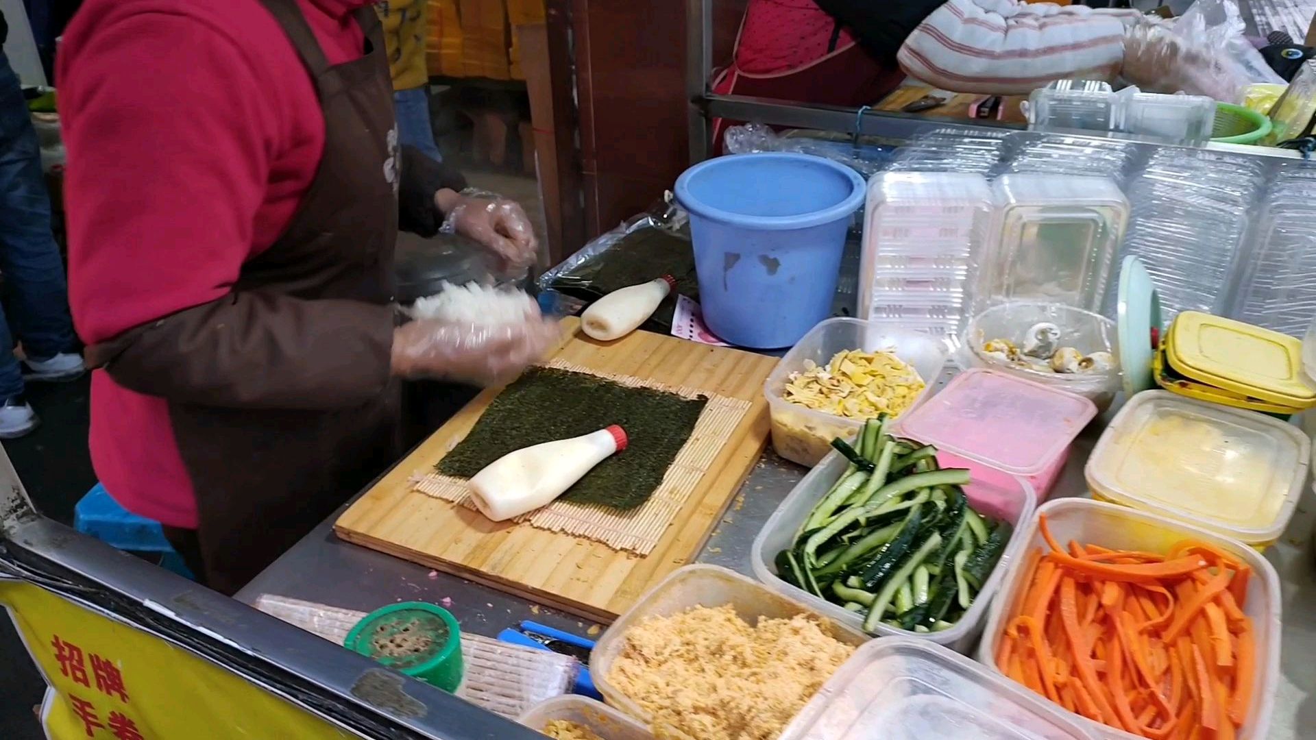 镇江街头开了14年的手卷寿司店,量大,料足,小时候的最爱