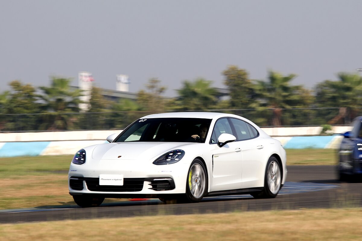 专业赛道试驾评测保时捷e-performance roadshow这台家用买菜车