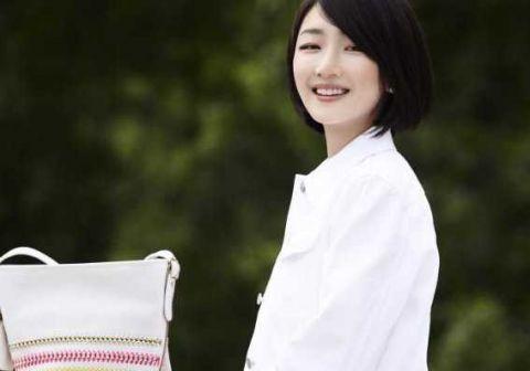 周冬雨出现金马奖颁奖典礼,一席黄色礼服尽显"肌肉肩"