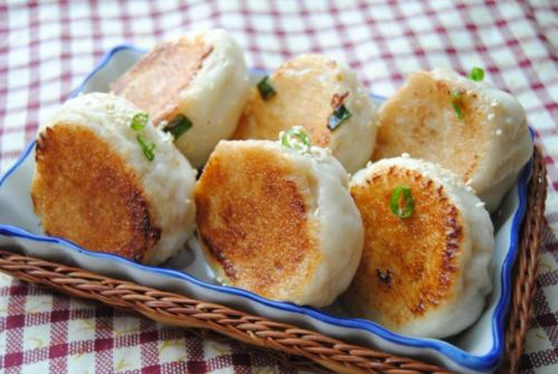 生煎起源于1920年代的上海,一般在老虎灶(开水间)隔壁,开一爿半开间