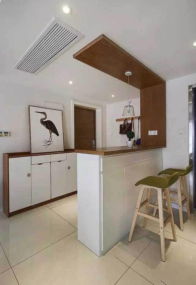 与矮柜隔断相对的是镂空隔断▼