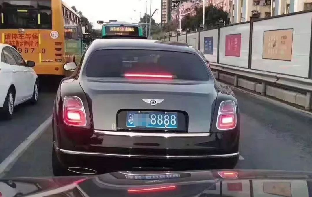 汕尾司机偶遇车牌尾数8888宾利豪车