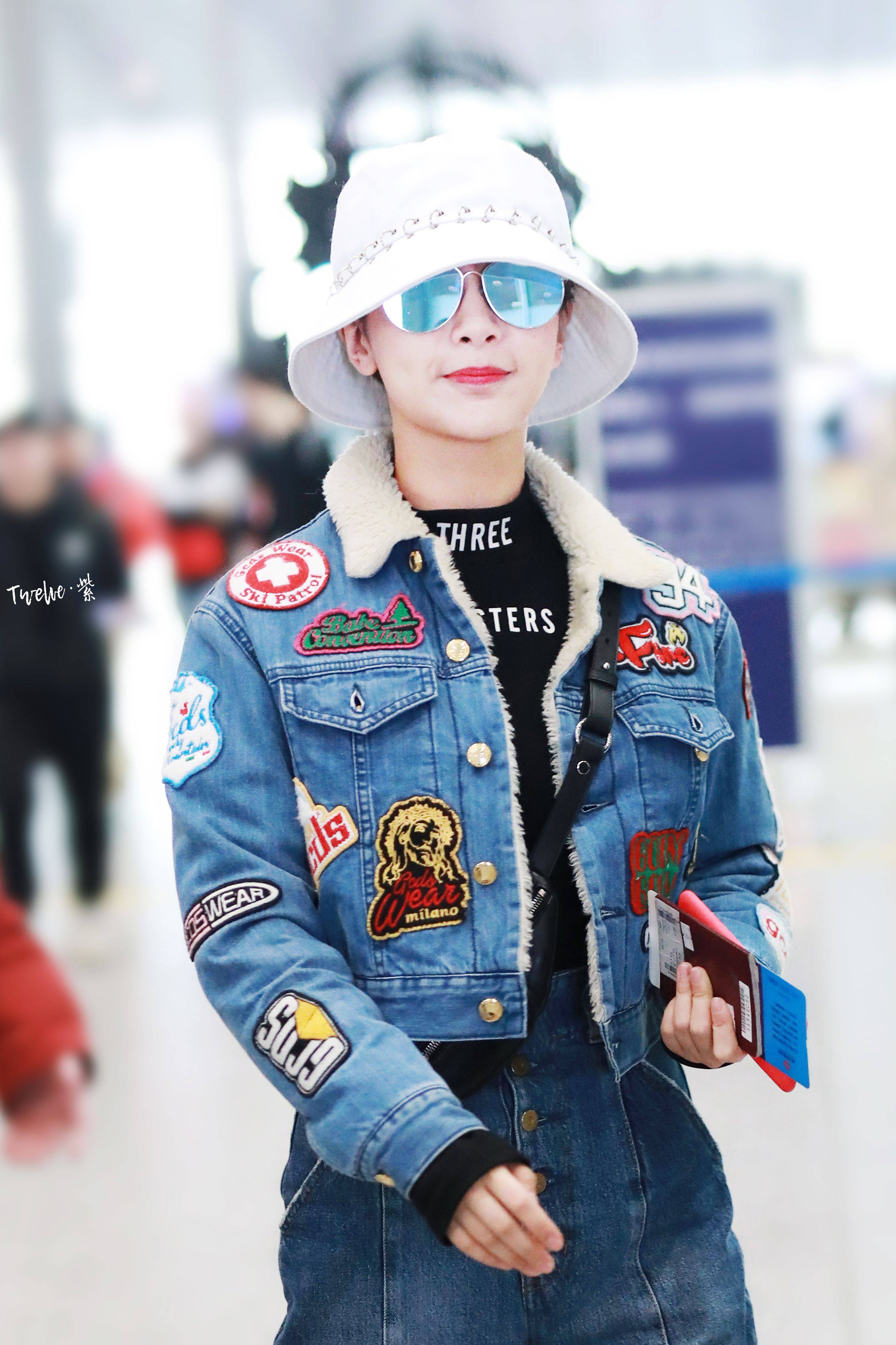 杨紫戴白色渔夫帽穿蓝色牛仔套装现身机场,戴墨镜又酷又美