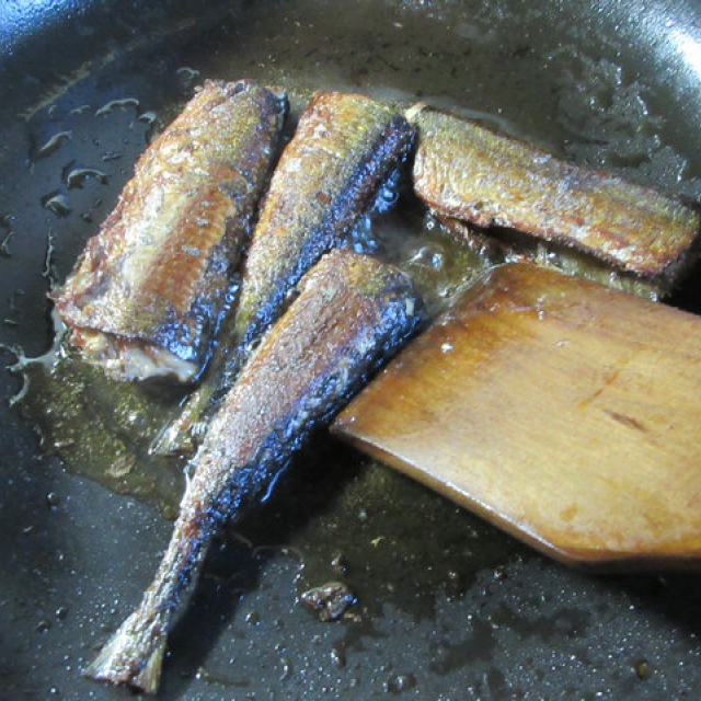 煎秋刀鱼,这样处理最重要,鱼肉鲜美,一点都不腥