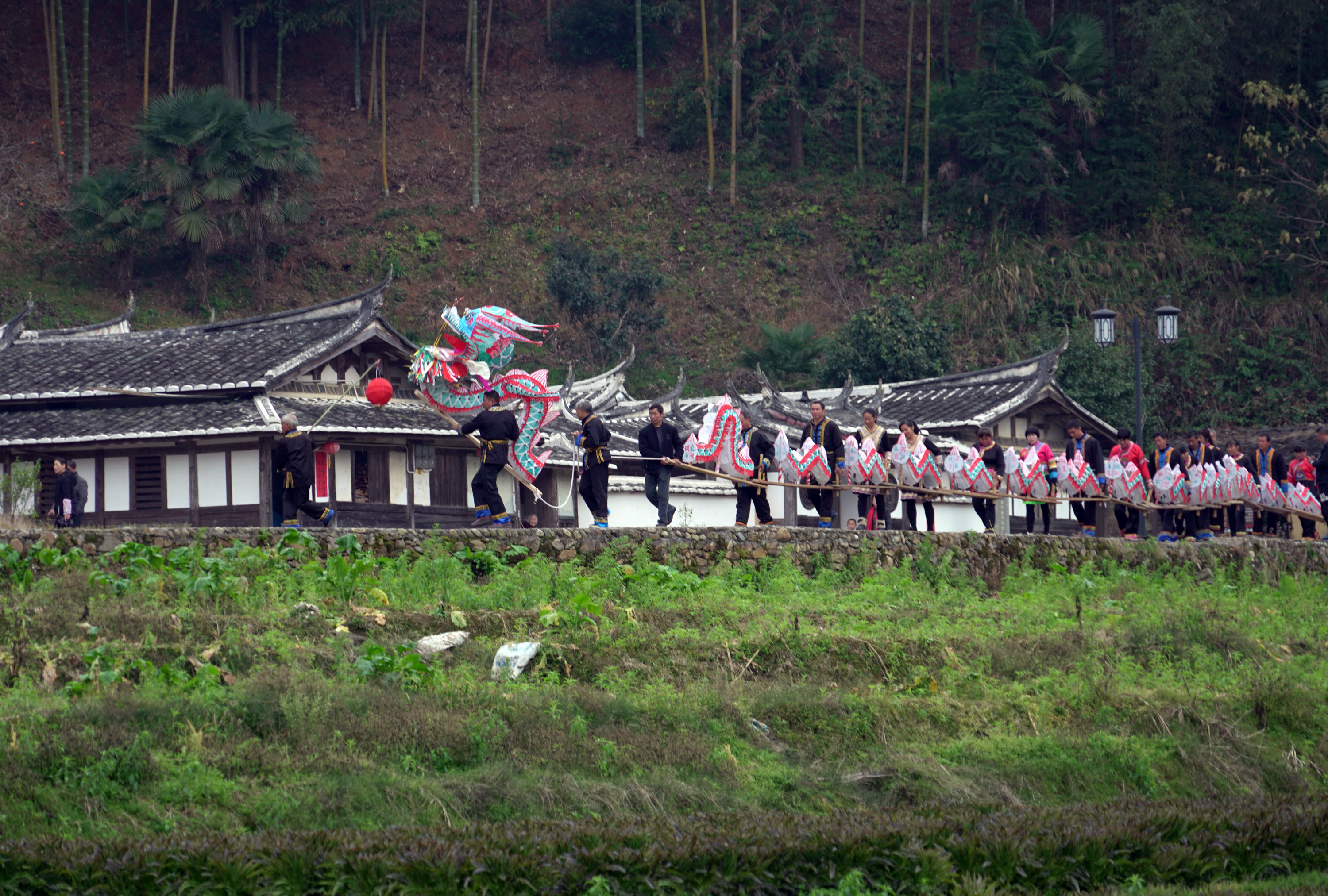 近年来,福建省永安市青水畲族乡大力发展畲族文化乡村旅游,吸引众多