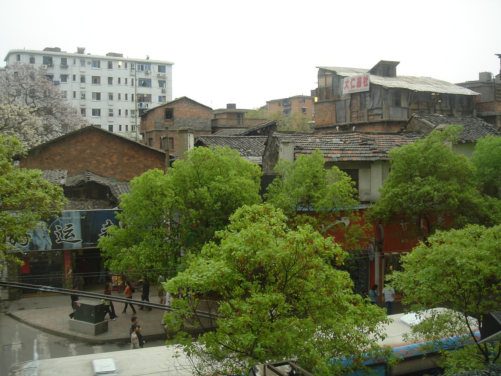 青山正街是武汉市青山区最老的一个街道,位于青山区东北端,濒临长江