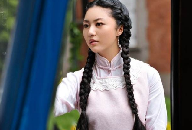 她在《烽火佳人》中演丫鬟,镜头却不是很多,现在美得让人沉醉