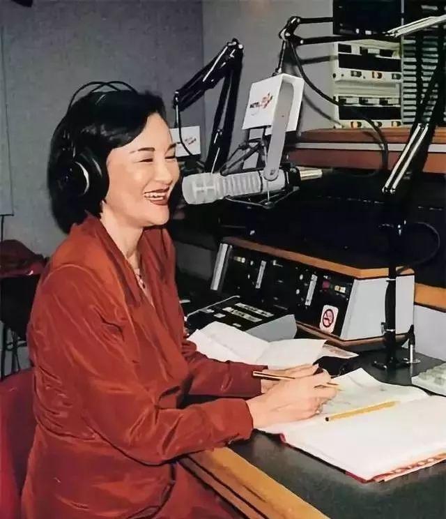 75岁香港一代才女现身破脑退化传闻 嫁小15岁老公一生都是传奇