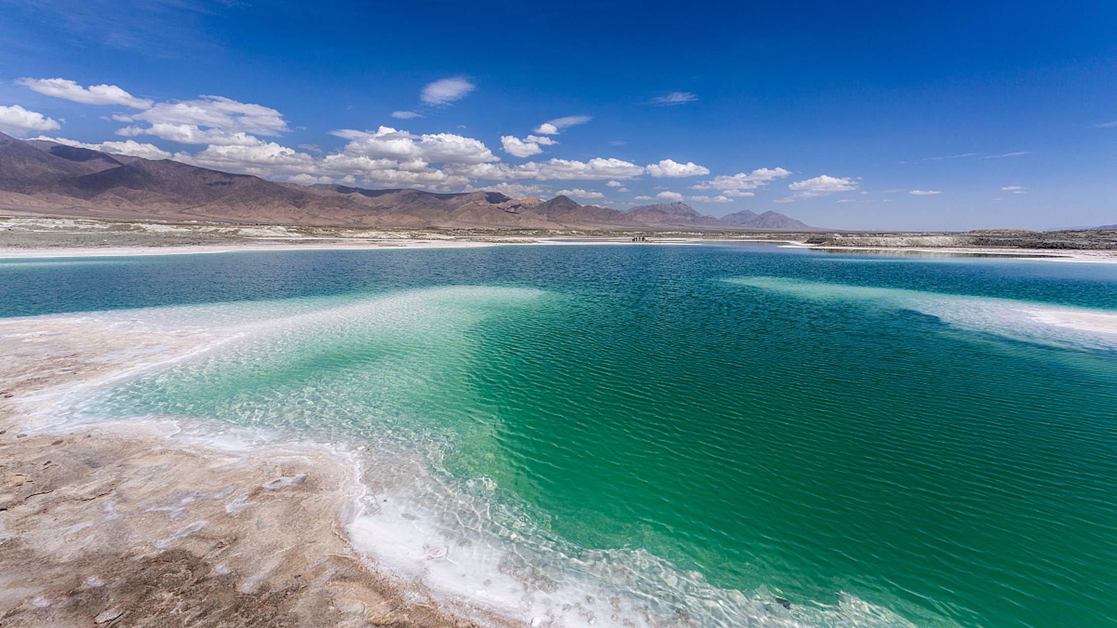 茫崖翡翠湖是青海省海西州茫崖市的一处人工盐湖,位于尕斯湖东部边缘