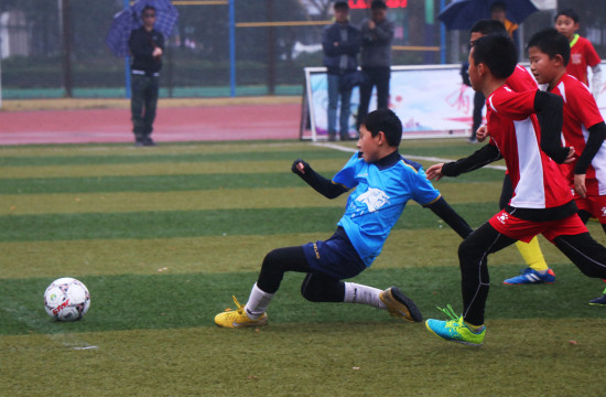 让孩子有足球有梦想 杨思中学杯上海青少年足球邀请赛开赛