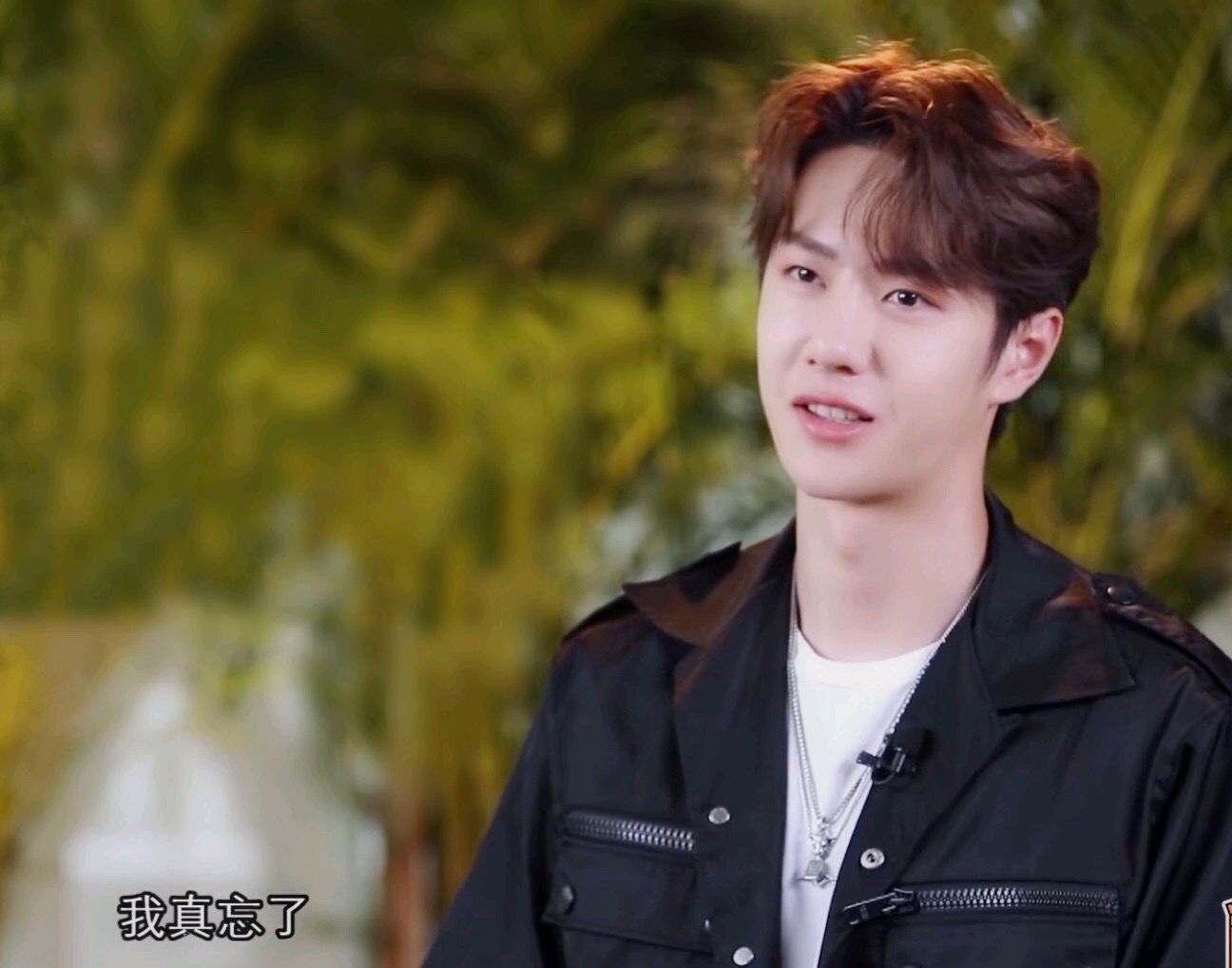 王一博录制《天天向上》胃疼,捂着胃坚持录节目,让人心疼!