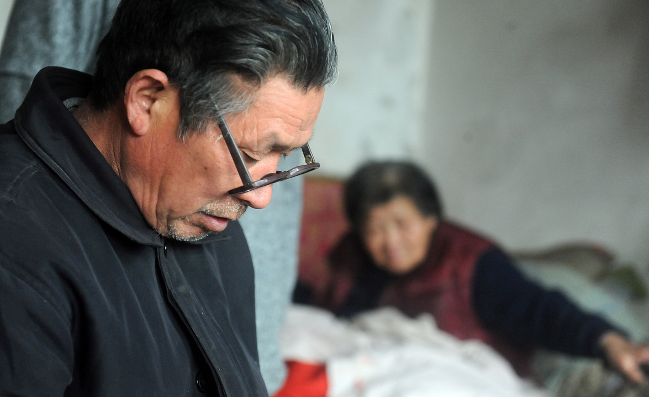 儿子出国18年未回家,老夫妻认了一个长相神似儿子的"干儿子",7年损失