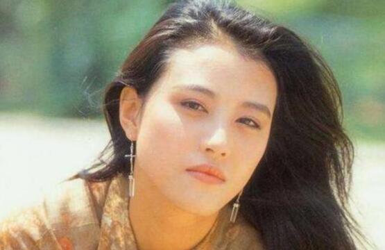 周海媚,1966年12月6日出生于中国香港,满洲镶白旗人,香港影视女演员.