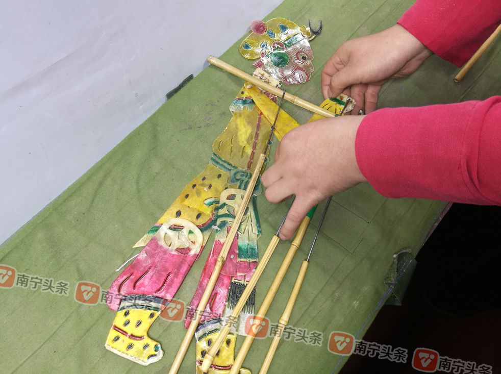 是一个复杂奇妙的过程 皮影戏的平面人偶 大多是用驴皮来制作 也会