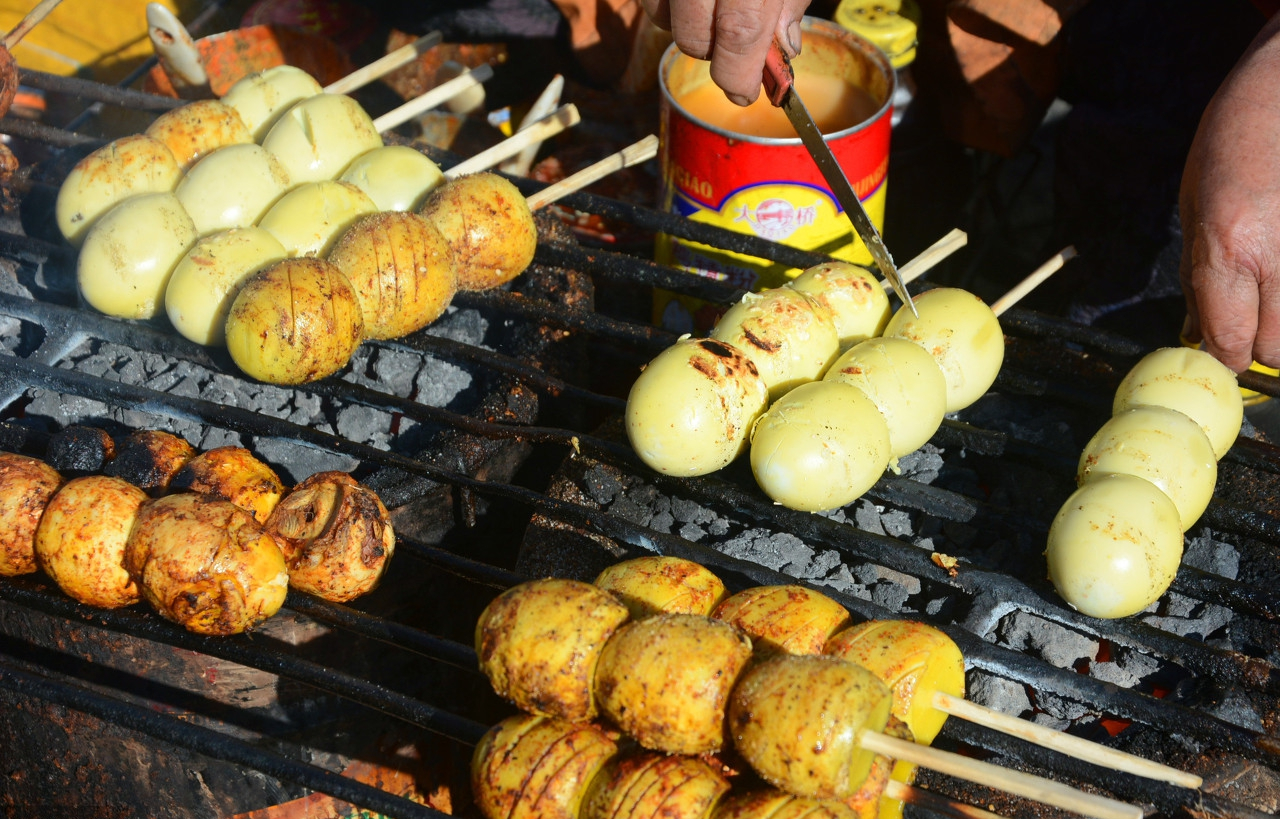 集市上的火热小吃,远看是鸡蛋,细看后有人心欢喜,有人扭脸就走