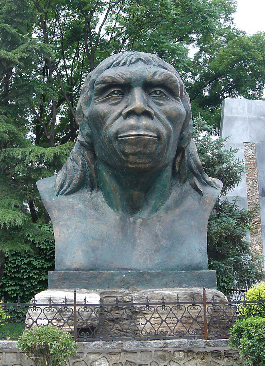 在北京西南的周口店,发现了第一个中国旧石器时代早期猿人头盖骨化石